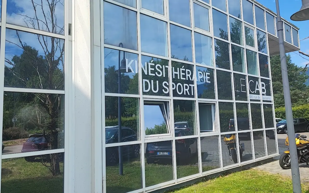 Façade vitrée du cabinet LE CAB, 480 rue de Lausanne à Divonne-les-Bains, portant la mention Kinésithérapie du sport.