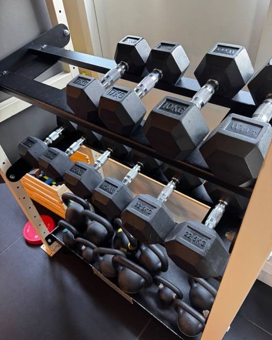 Rack d'haltères hexagonaux de 7 à 22,5&nbsp;kg et kettlebells, au plateau technique de Divonne-les-Bains.