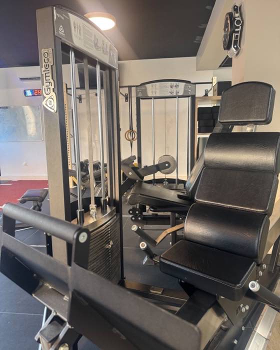 Presse à cuisses et poste d'extension et flexion de genou Gymleco, pour un renforcement guidé et progressif.